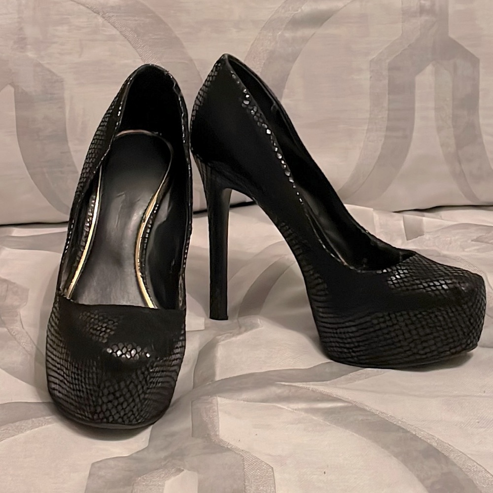 Jessica Simpson black platform snakeskin pump